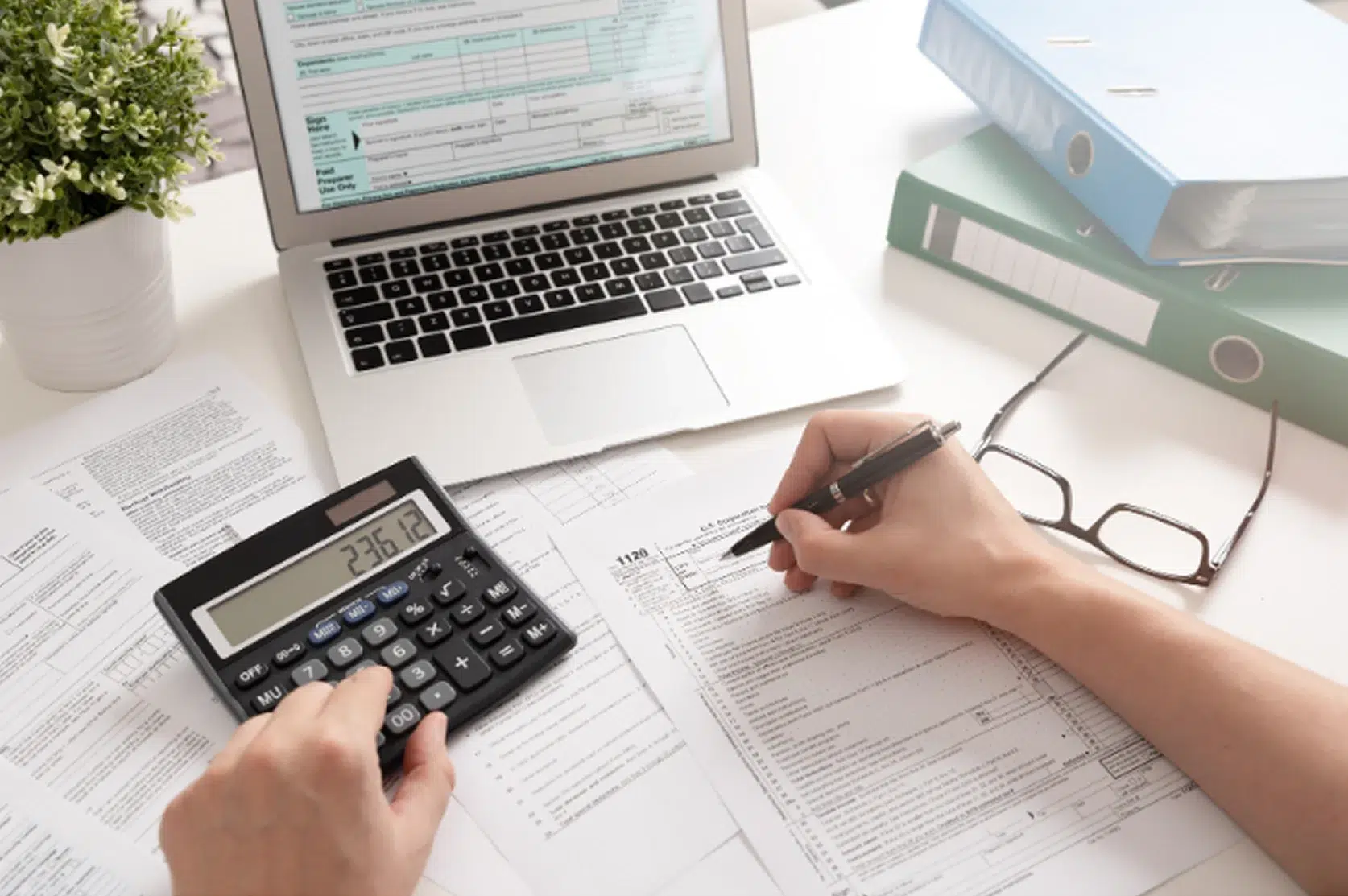 Expert-comptable analysant des documents financiers