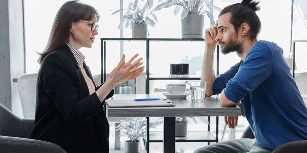 2 personnes discutent