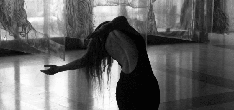 image noir et blanc danseuse