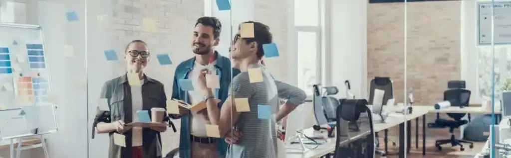 3 managers dans un bureau discutent