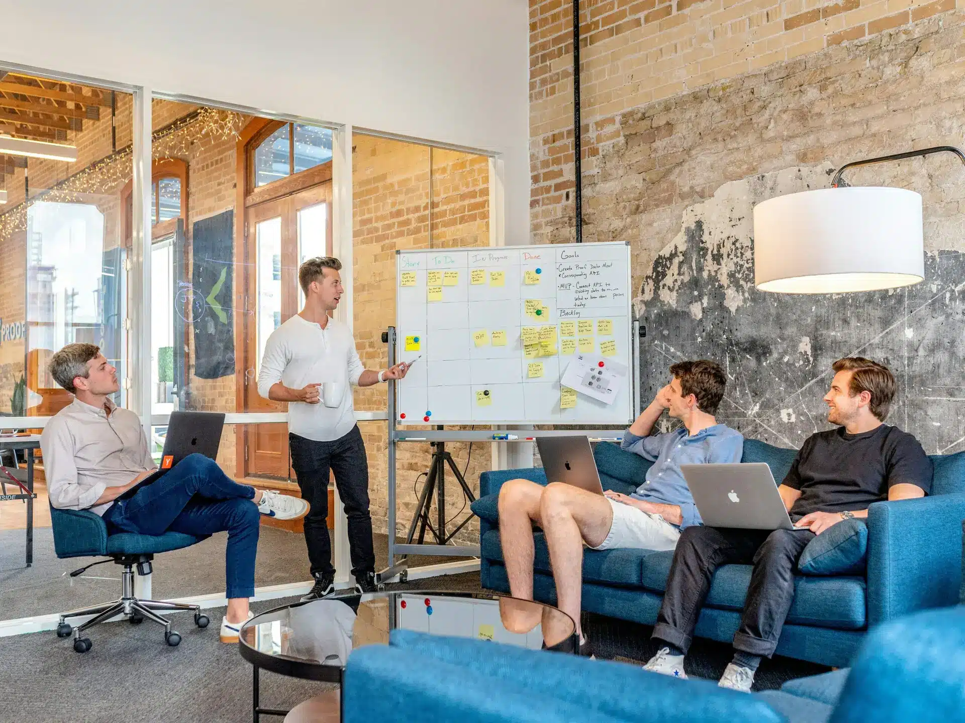 Formateurs animant un atelier collaboratif en entreprise