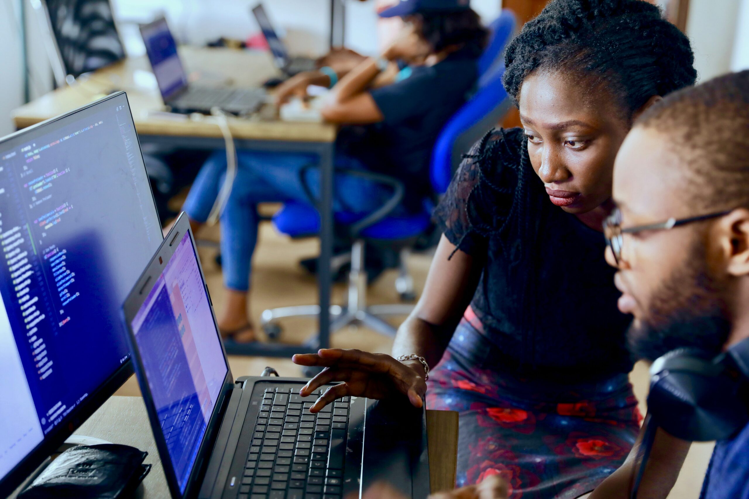 Développeuse informatique au travail sur ordinateur