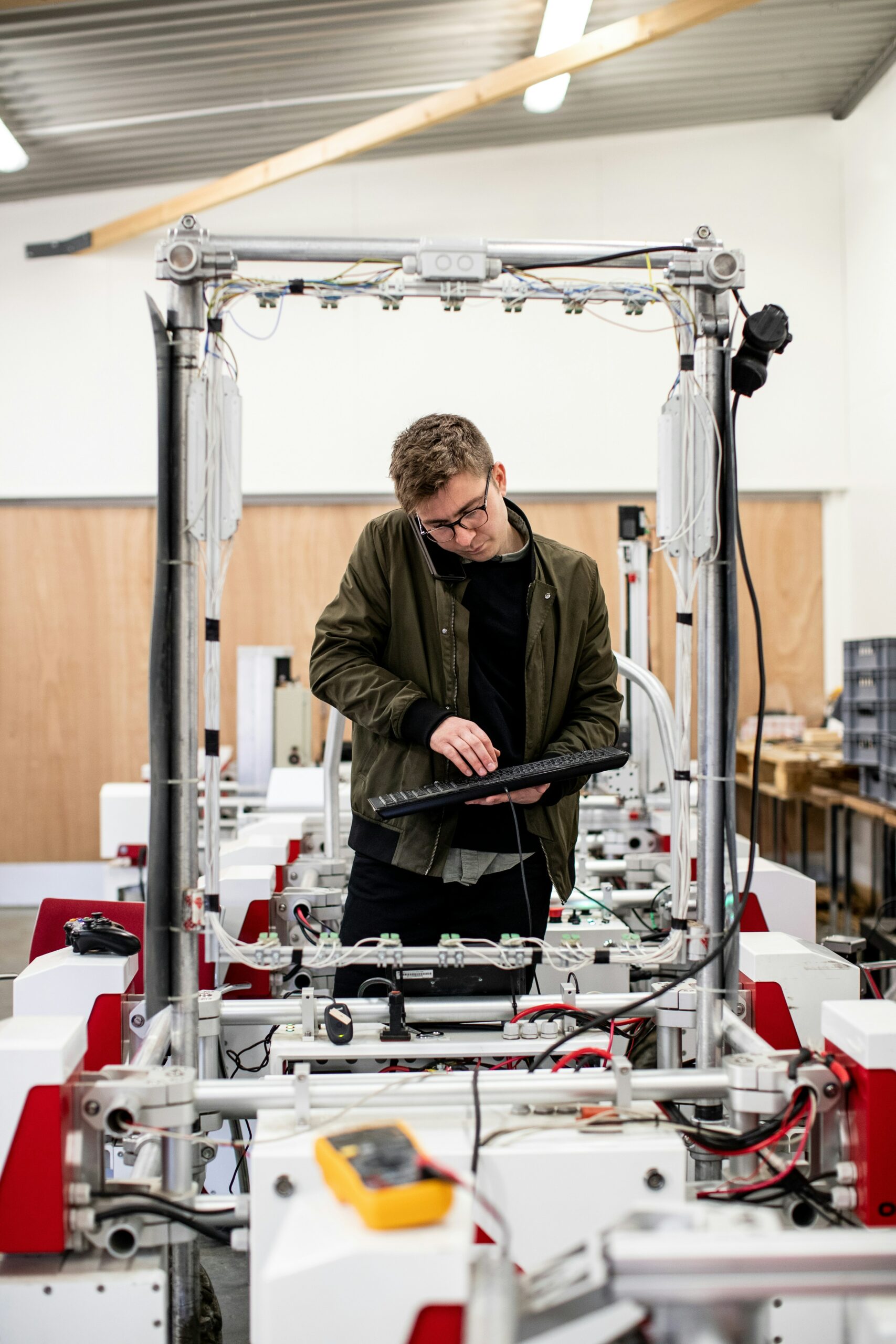 Ingénieur travaillant sur un équipement industriel