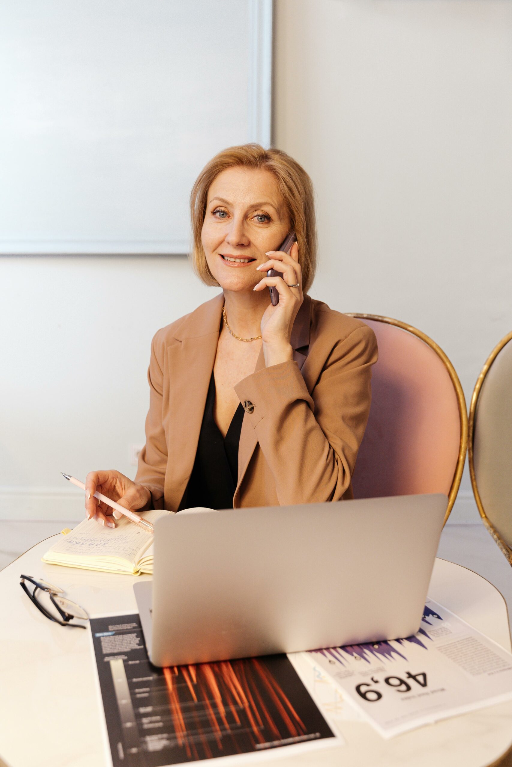 Consultante RH souriante en réunion professionnelle