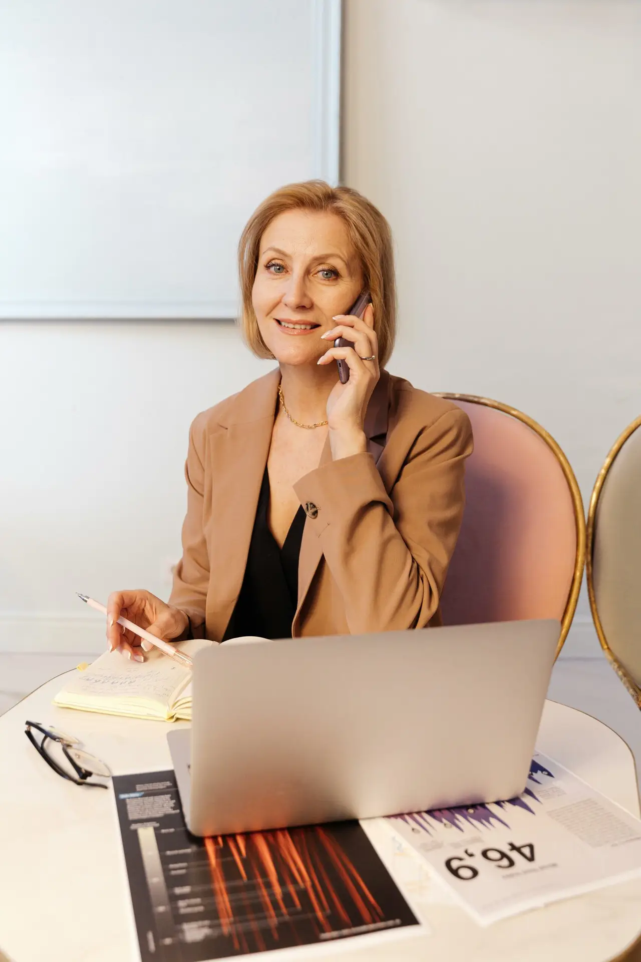 Consultante RH souriante en réunion professionnelle