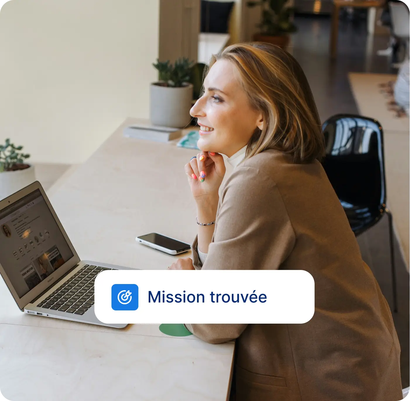Femme freelance recherchant des missions sur son ordinateur