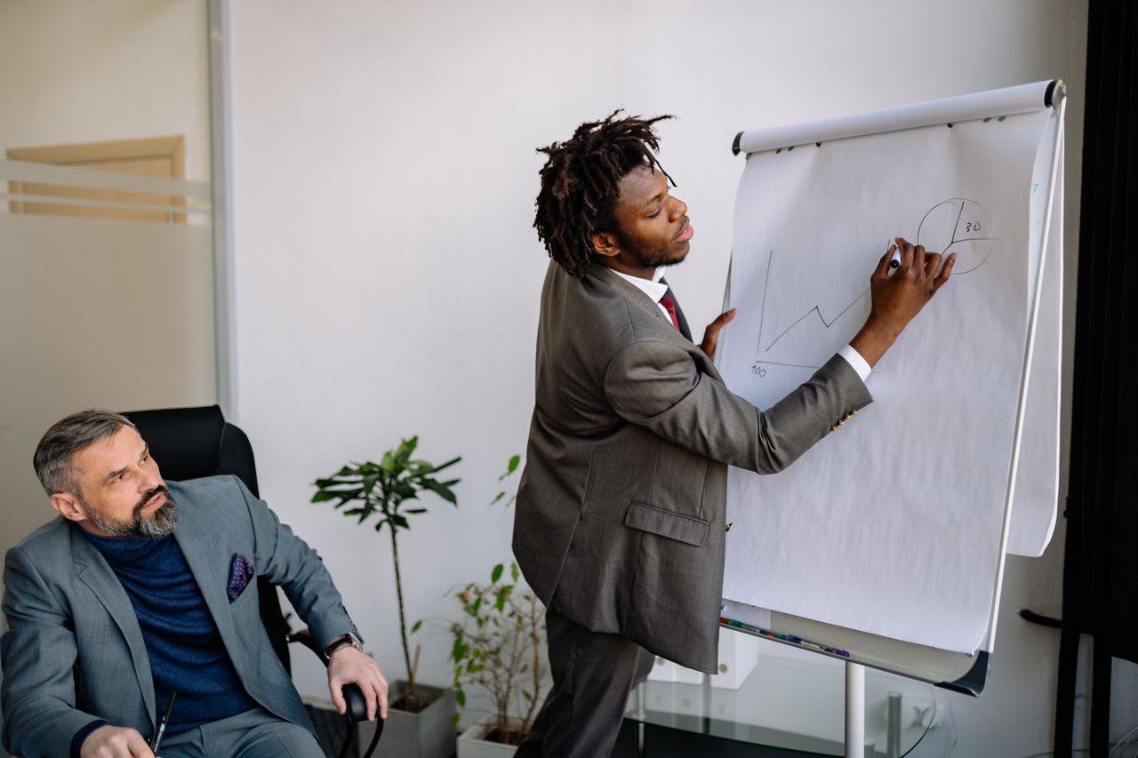 Portage salarial consultant stratégie commerciale : consultant présentant au paperboard à un dirigeant