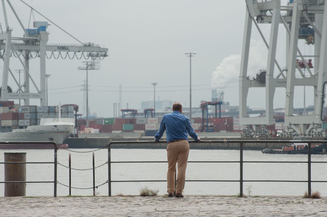 Portage salarial responsable export : homme face aux grues et conteneurs d'un port de commerce