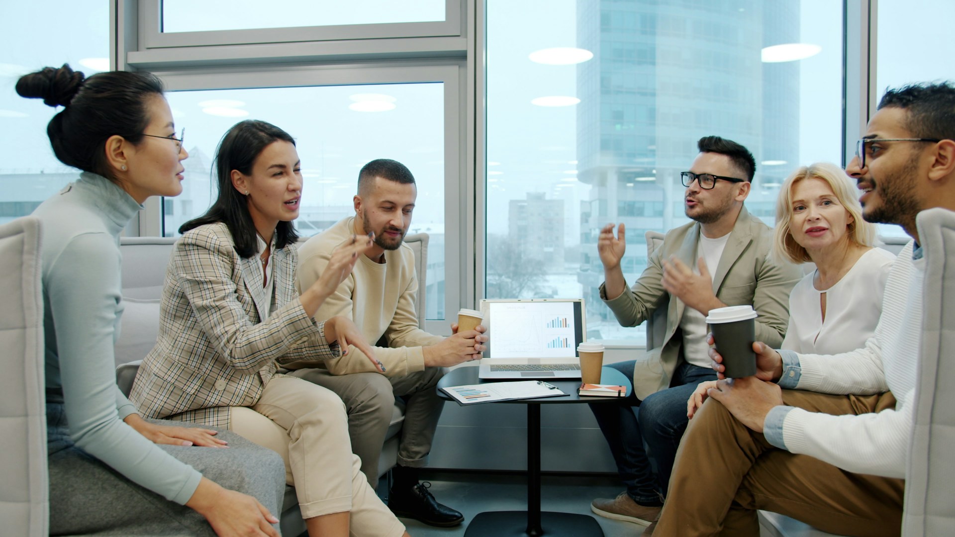 Manager de transition en réunion avec une équipe de direction
