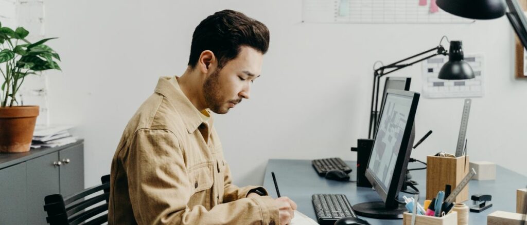 Consultant en portage salarial remplissant ses documents de paie à son bureau