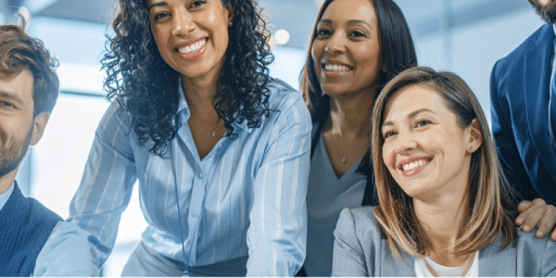 femmes souriantes