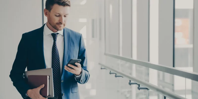 consultant avec telephone gris