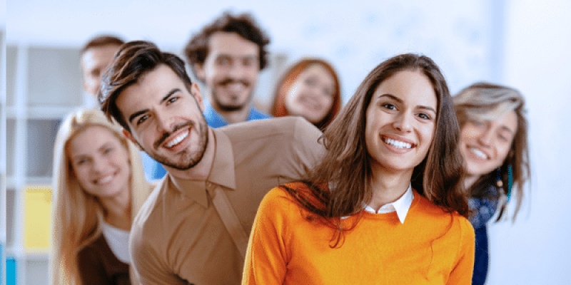 groupe de 6 personnes souriantes