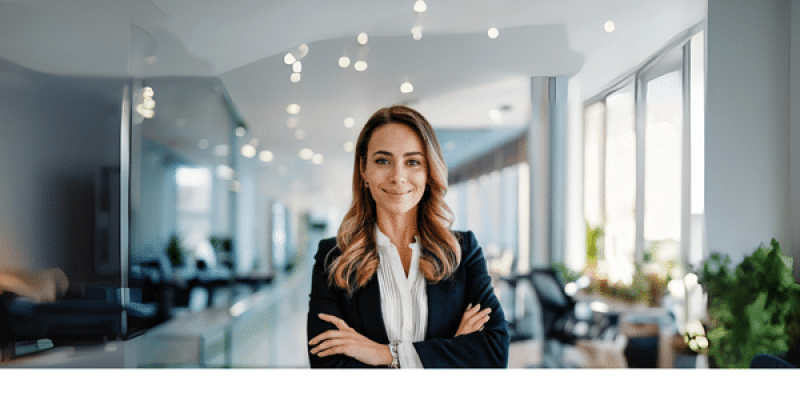 Femme en tailleur gris souriante
